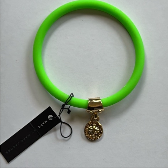 MARC BY MARC JACOBS - Silicone Bracelet Toucan Green Gold Toned Charm NWT & NIB - Picture 1 of 8